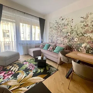 Brand New #hollan#3bedr#2bathr#freeparking , Budapest Hungría